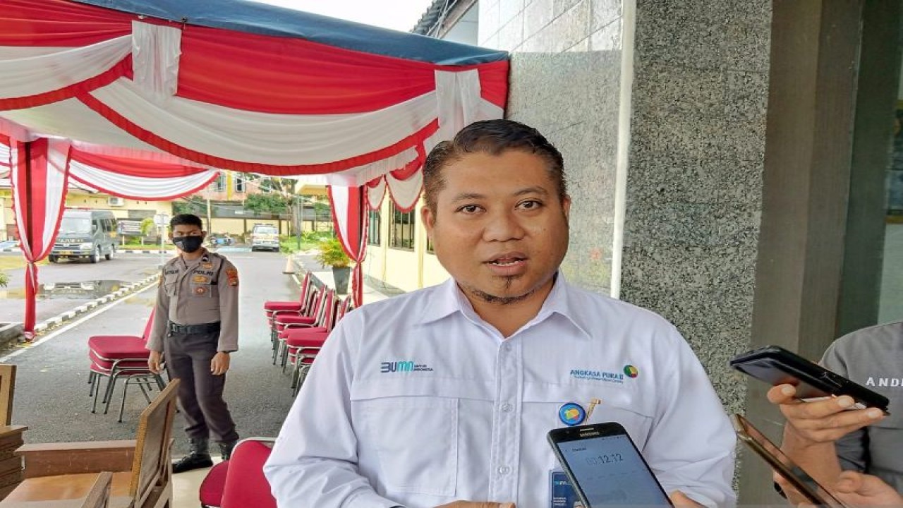 Executive General Manager (EGM) PT Angkasa Pura II Cabang Bandara Internasional HAS Hanandjoeddin Belitung, Khaerul Assidiqi (ANTARA/Kasmono-Apriliansyah)