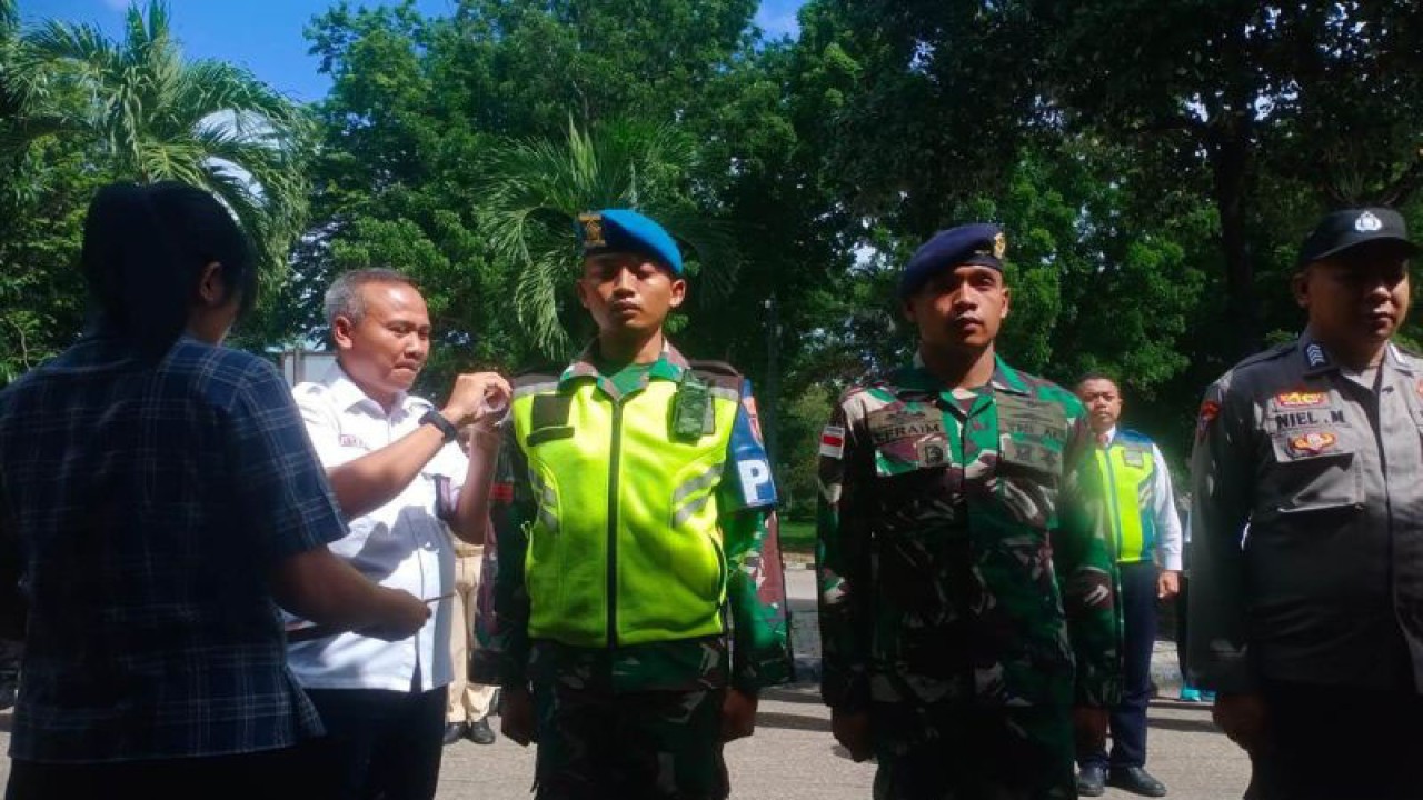 General Manager PT Angkasa Pura I Bandara Internasional EL Tari Kupang Lilik Pujianto (kiri) memasang pita kepada personel yang bertugas di Posko Natal 2023 dan Tahun Baru 2024 di bandara El Tari Kupang, Selasa (19/12). ANTARA/Kornelis Kaha