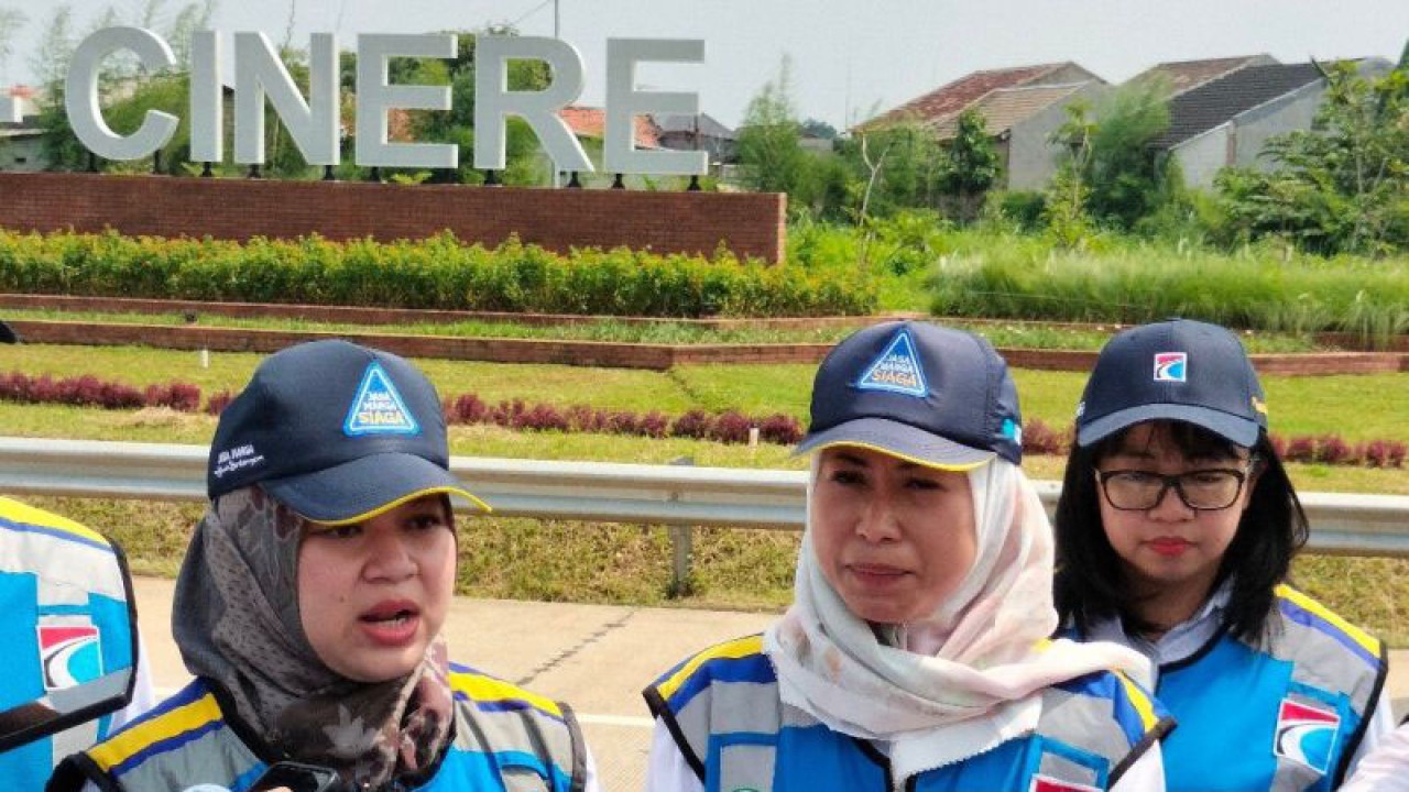 Direktur Utama PT CSJ Mirza Nurul Handayani (kedua dari kanan) dan Corporate Communication & Community Development Group Head Jasa Marga Lisye Octaviana (kedua dari kiri) menyampaikan keterangan kepada awak media di Ruas Tol Serpong - Cinere, Tangerang Selatan, Banten pada Senin (18/12/2023). ANTARA/Aji Cakti
