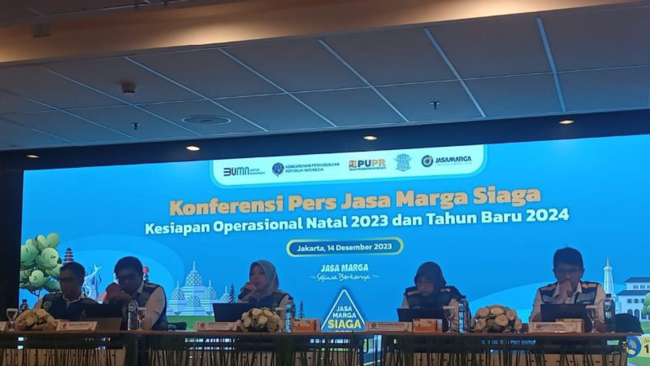 Direktur Utama PT Jasa Marga Related Business Denny Abdurachman (pertama dari kanan) dan Corporate Communication and Community Development Group Head Jasa Marga Lisye Octaviana (tengah) dalam sebuah sesi konferensi pers, di Jakarta, Kamis (14/12/2023). ANTARA/Farhan Arda Nugraha