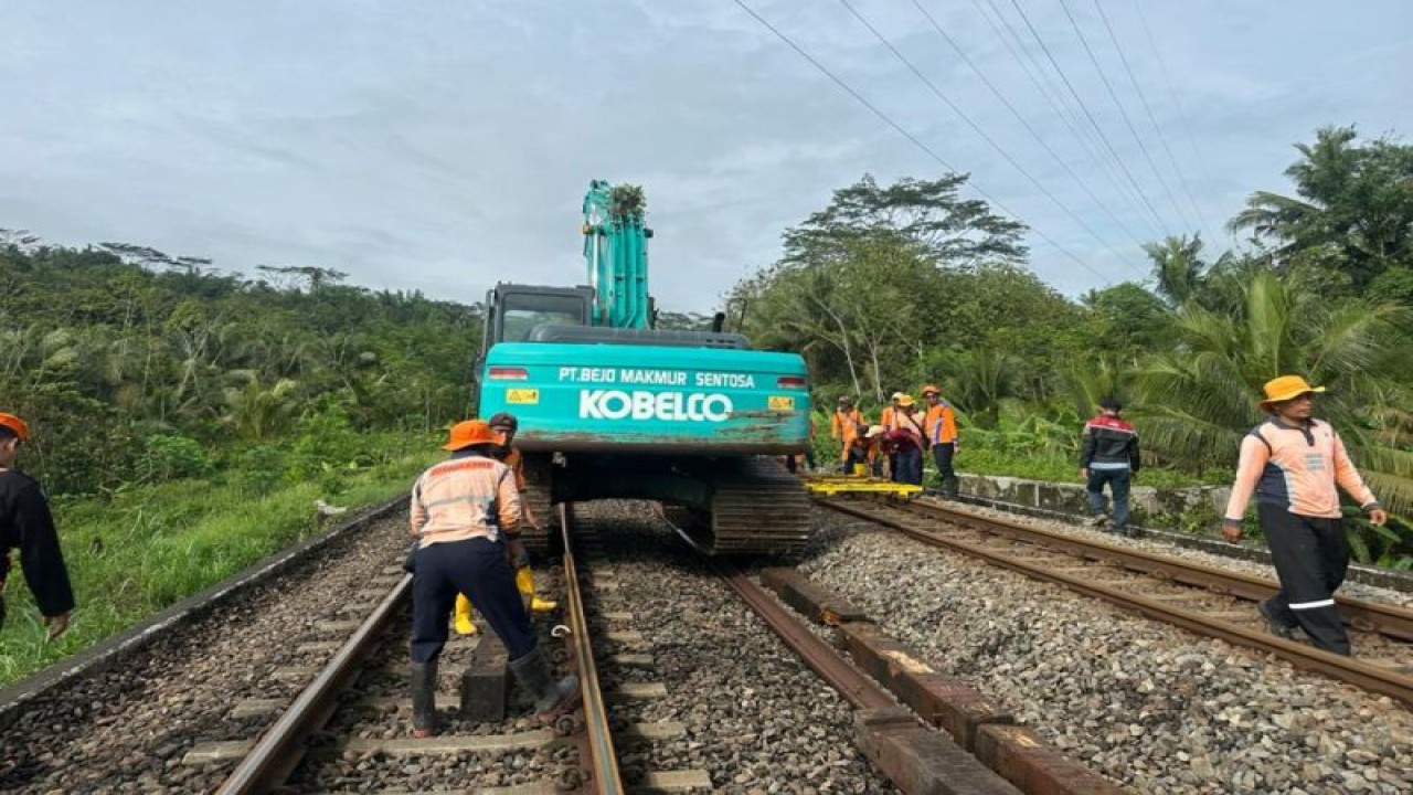Longsor yang terjadi di KM 340+100 antara Stasiun Karanggandul-Karangsari Kabupaten Banyumas, Jawa Tengah, Senin dini hari (4/12/2023). ANTARA/HO-Humas KAI