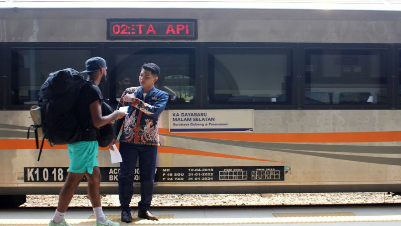 Seorang calon penumpang mendapat arahan dari petugas sebelum menaiki kereta di Stasiun Pasar Senen, Jakarta, Jumat (3/11/2023). ANTARA FOTO/Arif Prada/Ak/Spt.