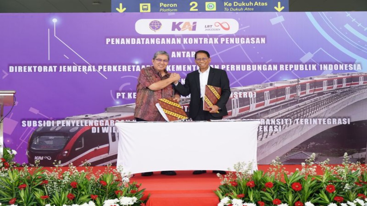 Dirjen Perkeretaapian Kemenhub Risal Wasal (kiri) dan Dirut KAI Didiek Hartantyo menandatangani perjanjian kewajiban pelayanan publik (PSO) kereta api ringan (LRT) Jabodebek tahun 2023 di Stasiun LRT Jabodebek, Halim, Jakarta, Kamis (7/12/2023). ANTARA/HO-KAI