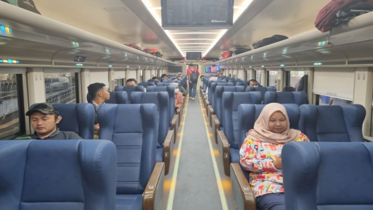 Kereta Eksekutif New Generation KA Argo Lawu berhenti di Stadion Solobalapan, Solo, Jawa Tengah, Senin (18/12/2023). ANTARA/HO-Humas PT KAI