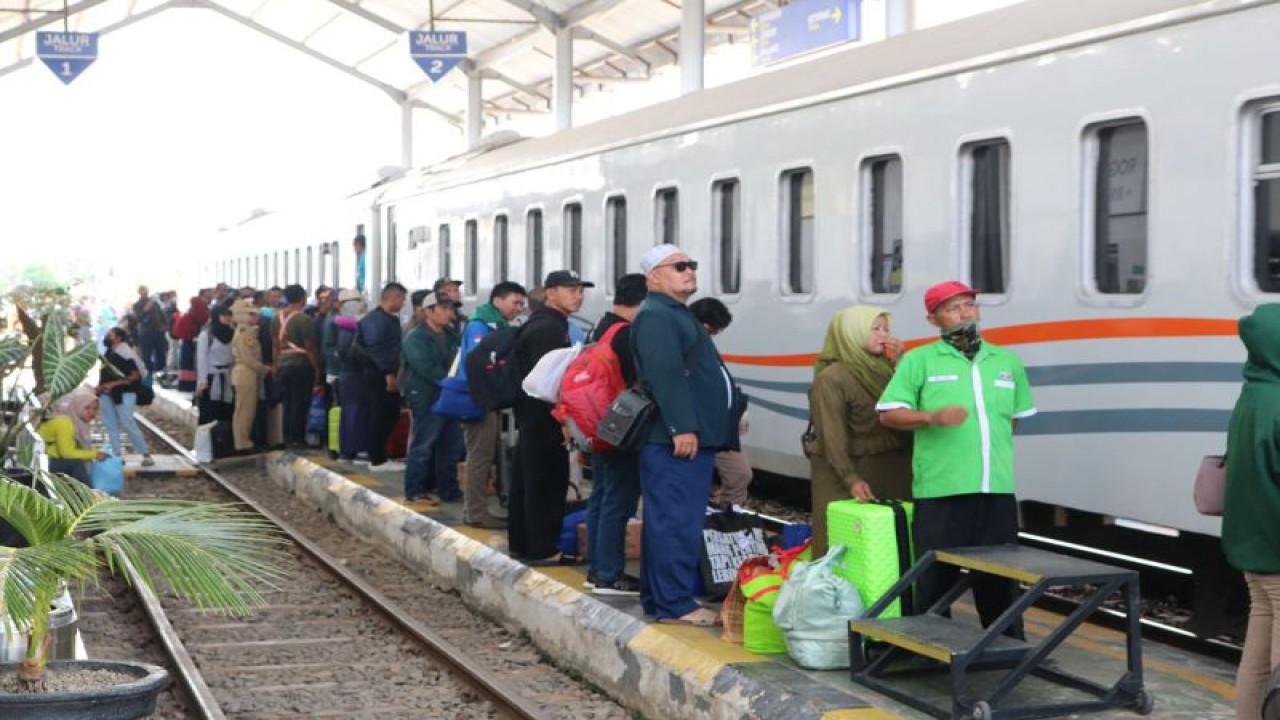 Penumpang KA Wijayakusuma relasi Ketapang-Cilacap sedang menunggu kesempatan untuk menaiki kereta api yang akan di tumpanginya di Stasiun Rogojampi, Kabupaten Banyuwangi, Kamis (21/12/2023). (ANTARA/HO-Humas KAI Daop 9 Jember)