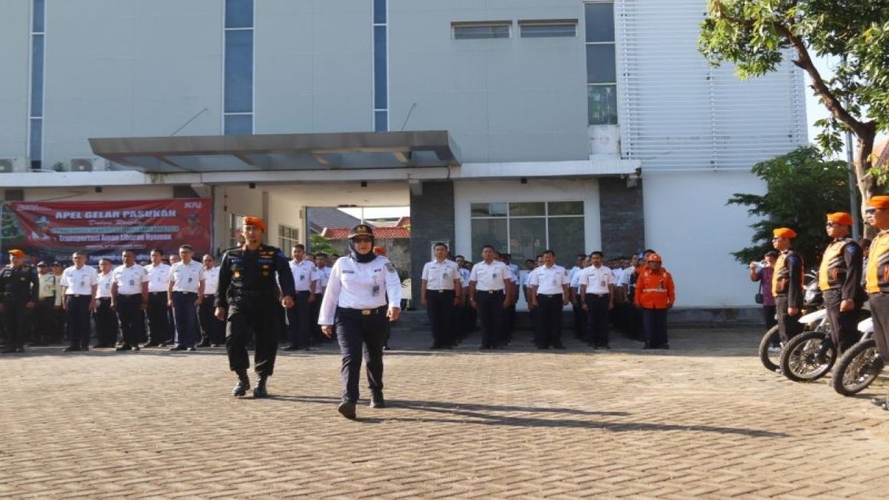 Vice President PT KAI (Persero) Daop 7 Madiun Mulyani memimpin Apel Gelar Pasukan posko Angkutan Natal 2023 dan Tahun Baru 2023 di depan kantor Daop 7 Madiun, Kamis (21/12/2023). ANTARA/HO-Humas Daop 7 Madiun