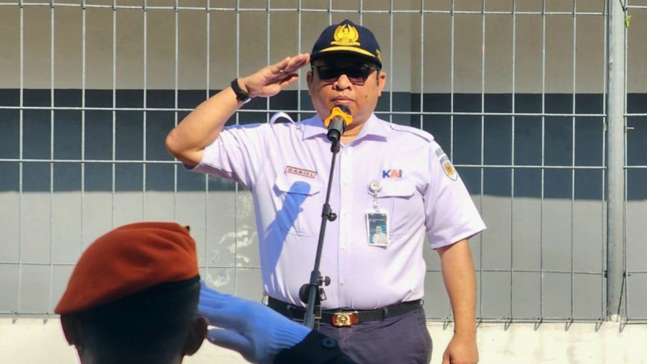 Kepala PT KAI Daop 4 Semarang Daniel Johannes Hutabarat saat memimpin apel kesiapan angkutan natal dan tahun baru di Stasiun Semarang Tawang, Jawa Tengah, Kamis (21/12/2023). ANTARA/I.C. Senjaya
