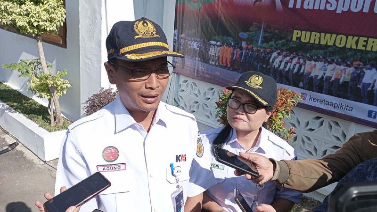 Kepala PT KAI Daop 5 Purwokerto Dominicus Agung Wawan Purnawan memberi keterangan pers usai Apel Gelar Pasukan Angkutan Natal 2023 dan Tahun Baru 2024, di halaman Kantor PT KAI Daop 5 Purwokerto, Kabupaten Banyumas, Jawa Tengah, Kamis (21/12/2023). ANTARA/Sumarwoto