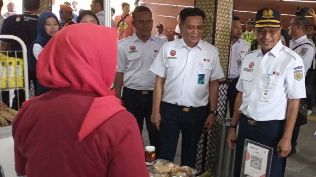 Kepala PT KAI Daop 5 Purwokerto Dominicus Agung Wawan Purnawan (kanan) meninjau salah satu stan dalam festival jajanan yang digelar di selasar Pintu Barat Stasiun Purwokerto, Kabupaten Banyumas, Kamis (21/12/2023). ANTARA/Sumarwoto