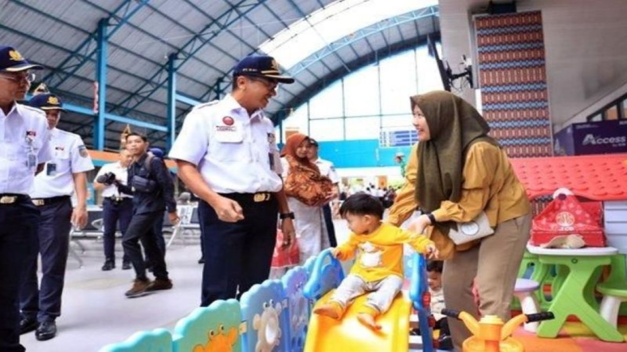 PT KAI Divre III Palembang menyediakan fasilitas area bermain untuk anak di beberapa stasiun kereta api guna memberikan kenyamanan kepada calon penumpang yang melakukan perjalanan menggunakan kereta api.  (ANTARA/HO-PT KAI)
