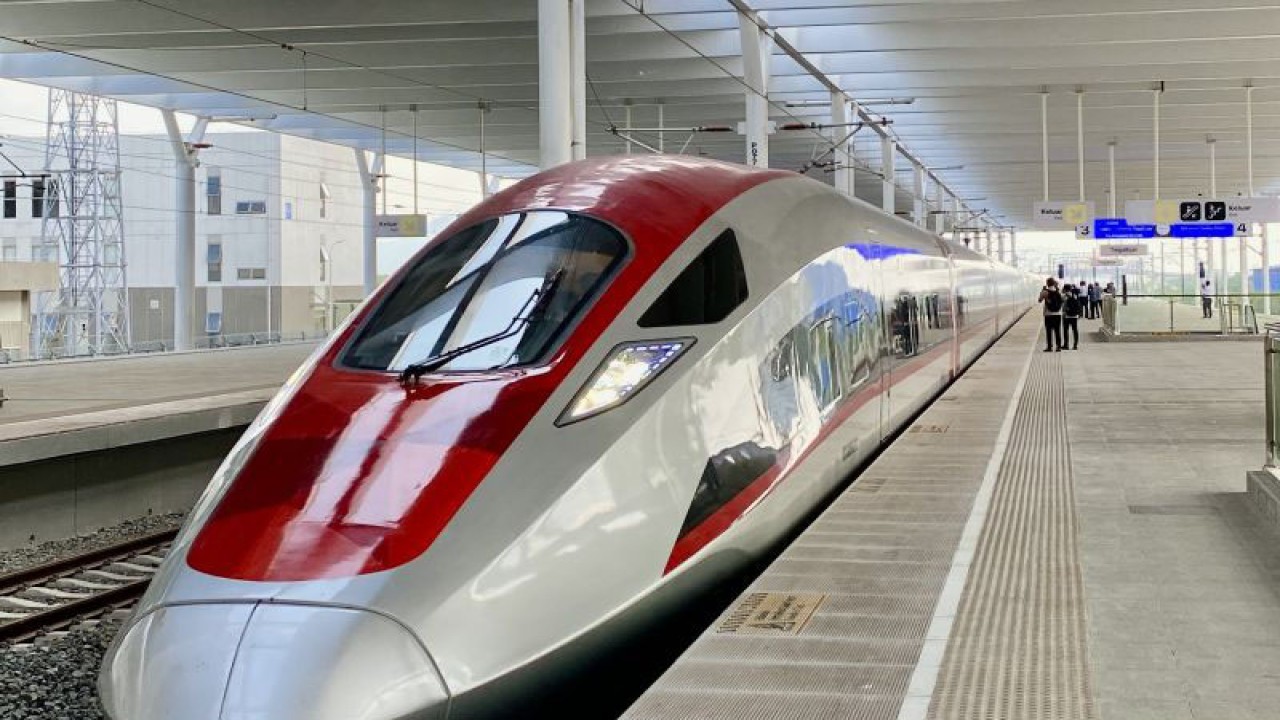 Rangkaian kereta cepat Whoosh di Stasiun Tegalluar, Kabupaten Bandung, Jawa Barat, Rabu (29/11/2023). ANTARA/Rubby Jovan