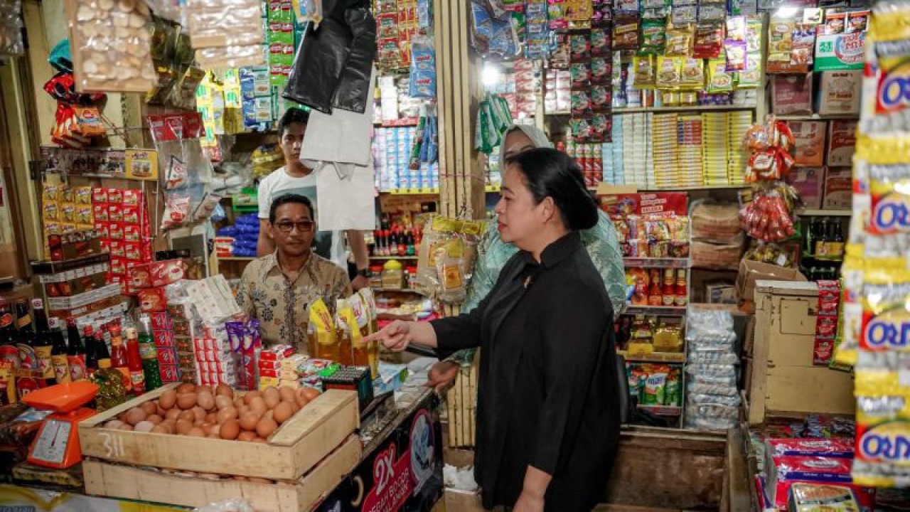 Arsip - Ketua DPR Puan Maharani saat mengunjungi Pasar Indralaya di Kabupaten Ogan Ilir, Sumatera Selatan, Sabtu (4/3/2023). (ANTARA/HO-DPR)