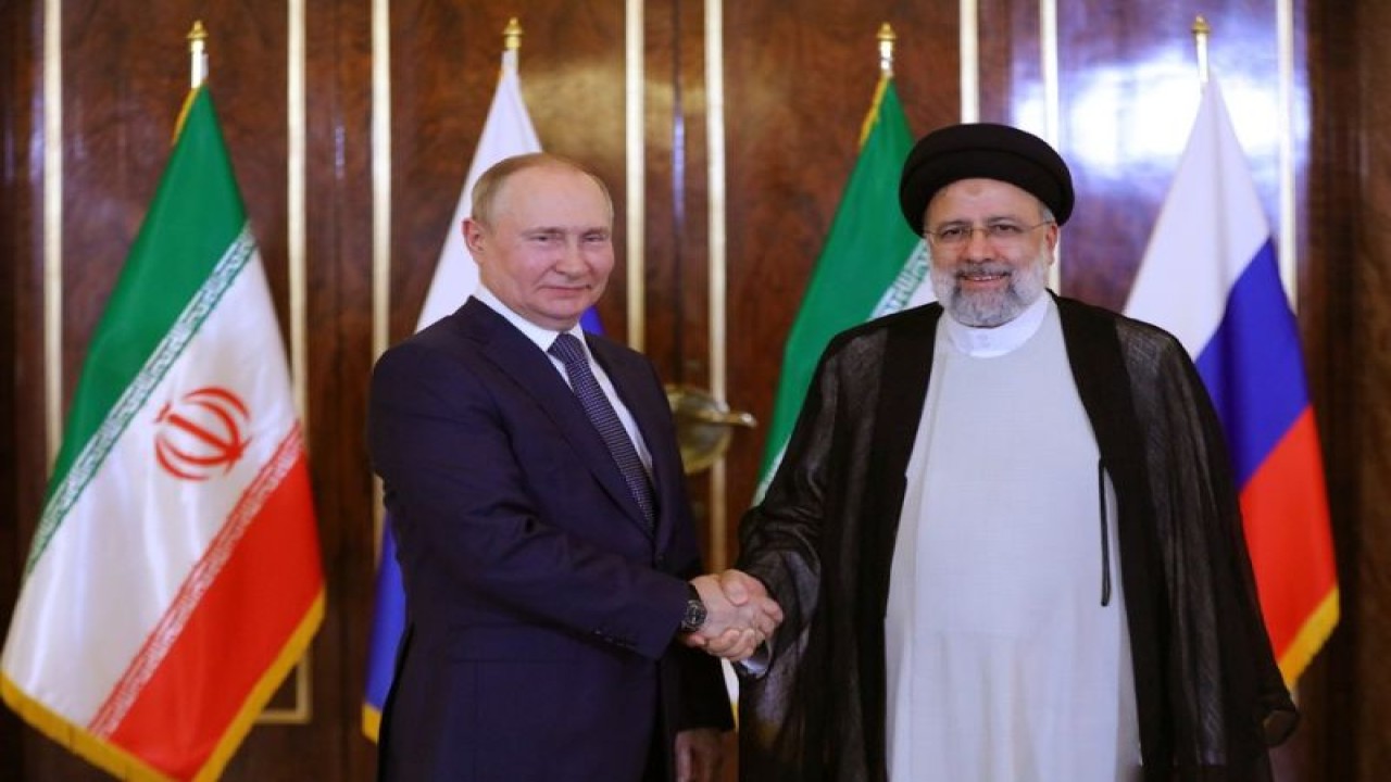 Foto Dokumen: Presiden Iran Ebrahim Raisi (kanan) berjabat tangan dengan Presiden Rusia Vladimir Putin (kiri) yang sedang berkunjung di Teheran, Iran, pada 19 Juli 2022. ANTARA/Kepresidenan Iran/Handout via Xinhua