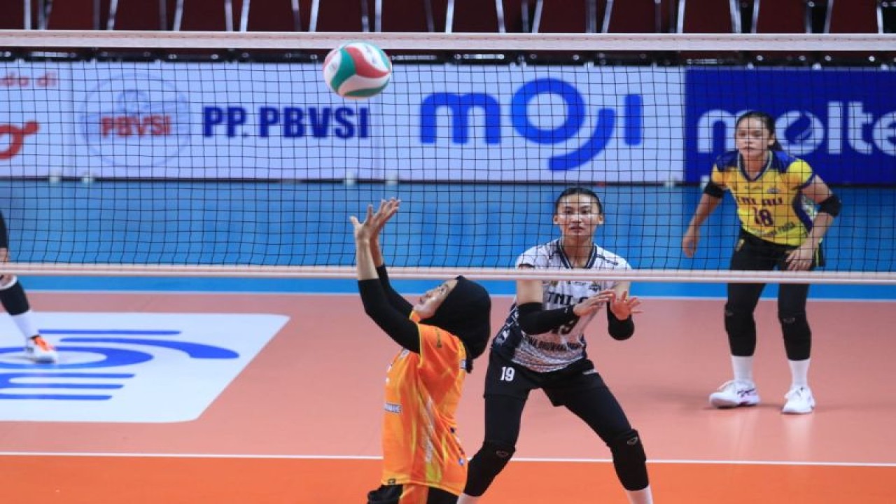 Tim putri TNI AU melawan tim putri TNI AL saat final four Livoli Divisi Utama 2023 di GOR Jayabaya, Kota Kediri, Jawa Timur, Sabtu (2/12/2023) malam. ANTARA/ HO-panitia