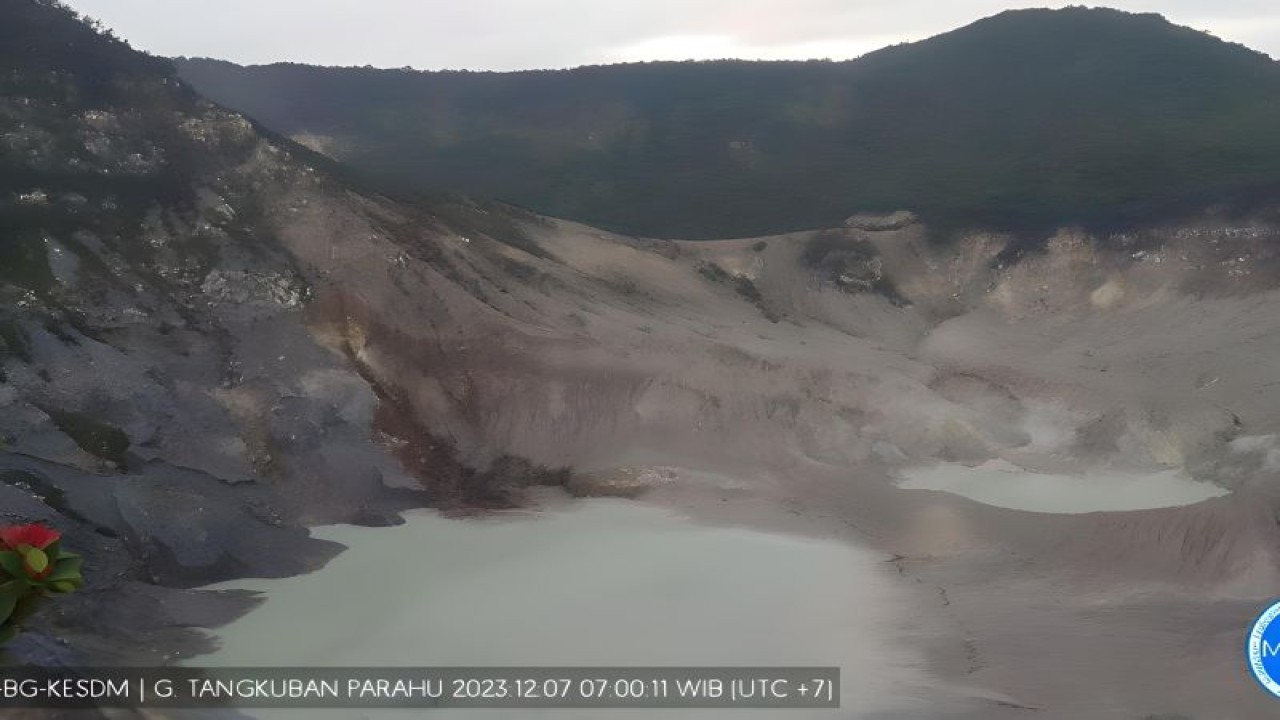 Kondisi visual kawah Gunung Tangkuban Parahu yang saat ini masih berstatus Level I atau normal di Kabupaten Bandung Barat, Jawa Barat, Jumat (8/12/2023). ANTARA/HO-PVMBG