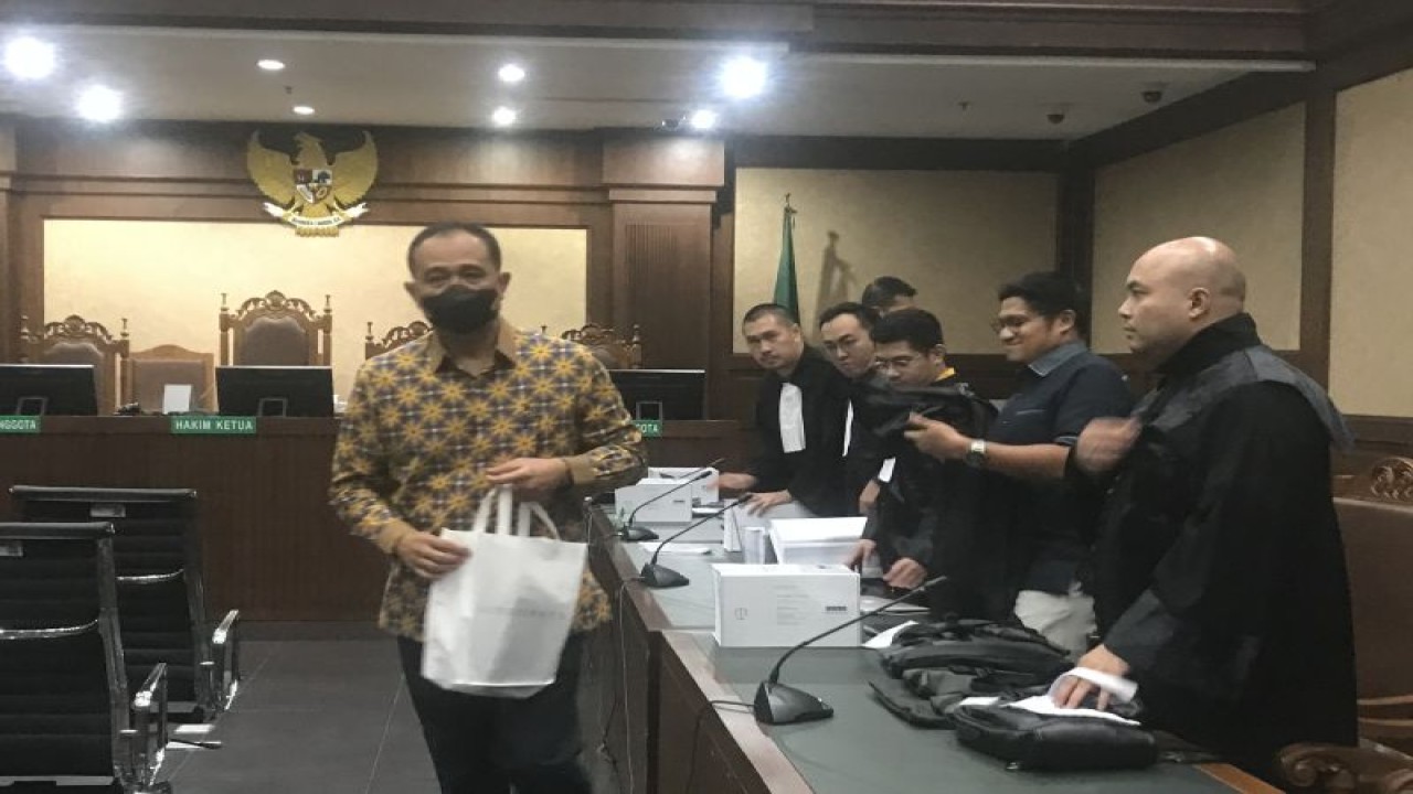 Terdakwa kasus gratifikasi dan pencucian uang Rafael Alun Trisambodo saat menghadiri sidang dengan agenda pembacaan nota pembelaan di Pengadilan Tipikor pada PN Jakarta Pusat, Jakarta, Rabu. (ANTARA/M Mardiansyah Al Afghani)