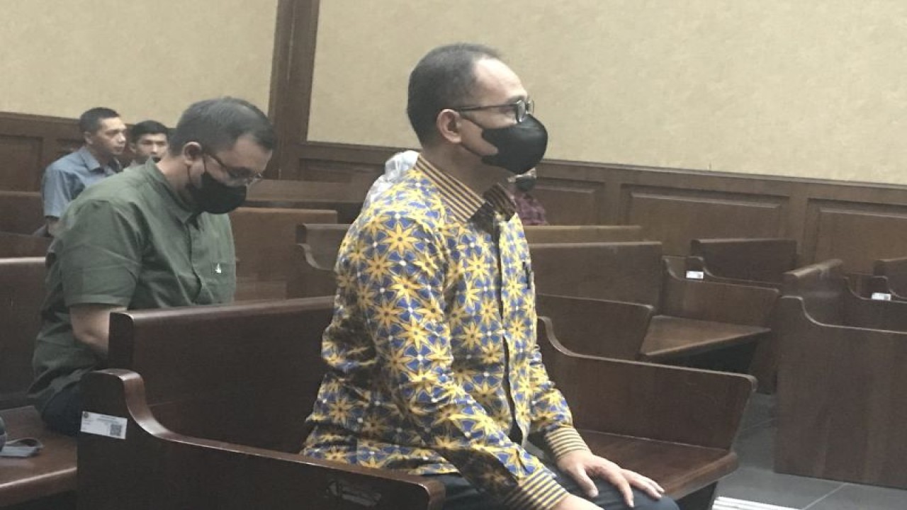 Terdakwa kasus gratifikasi dan pencucian uang Rafael Alun Trisambodo menghadiri sidang dengan agenda pembacaan nota pembelaan atau pleidoi di PN Tipikor Jakarta Pusat, Rabu (27/12/2023). ANTARA/M. Mardiansyah Al Afghani