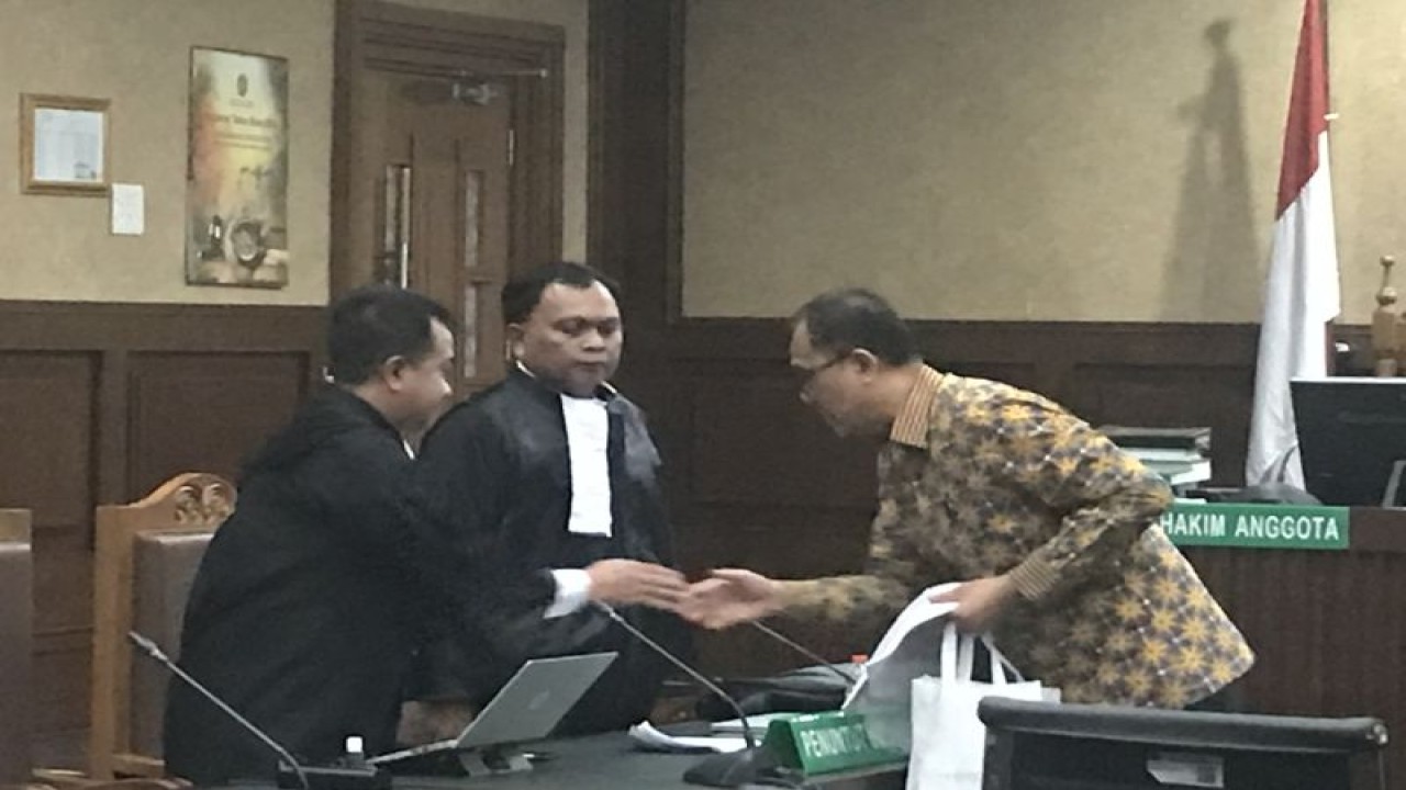 Terdakwa kasus gratifikasi dan pencucian uang Rafael Alun Trisambodo saat mengikuti sidang pleidoi di Pengadilan Negeri (PN) Jakarta Pusat, Rabu (27/12/2023). ANTARA/M. Mardiansyah Al Afghani