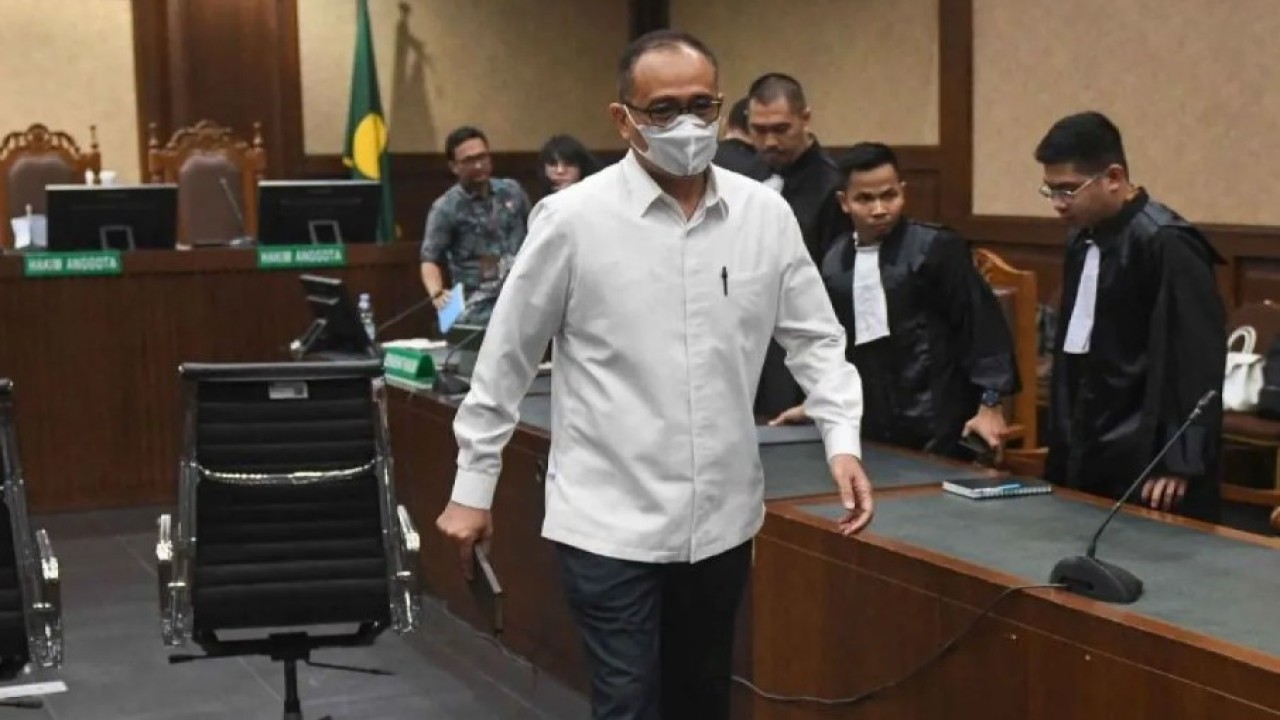 Terdakwa kasus dugaan penerimaan gratifikasi dan tindak pidana pencucuian uang (TPPU) Rafael Alun Trisambodo berjalan usai sidang lanjutan dirinya diskors majelis hakim di Pengadilan Tipikor, Jakarta, Senin (11/12/2023). ANTARA FOTO/Aditya Pradana Putra/Spt.