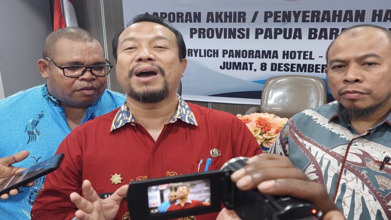 Kepala Bapperida Papua Barat Daya, Rahman (kiri) dan Ketua Tim Riset Kolaborasi BRIN, Prof Muhammad Mulyadi (kanan) saat diwawancara di Sorong, Senin (11/12/2023) (ANTARA/Yuvensius Lasa Banafanu)