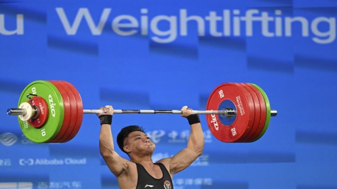 Arsip foto - Lifter putra Indonesia Rahmat Erwin Abdullah melakukan angkatan clean and jerk pada final 73 kilogram Grup A Asian Games 2022 di Xiaoshan Sports Centre Gymnasium, Hangzhou, China, Selasa (3/10/2023). . ANTARA FOTO/M Risyal Hidayat/rwa.
