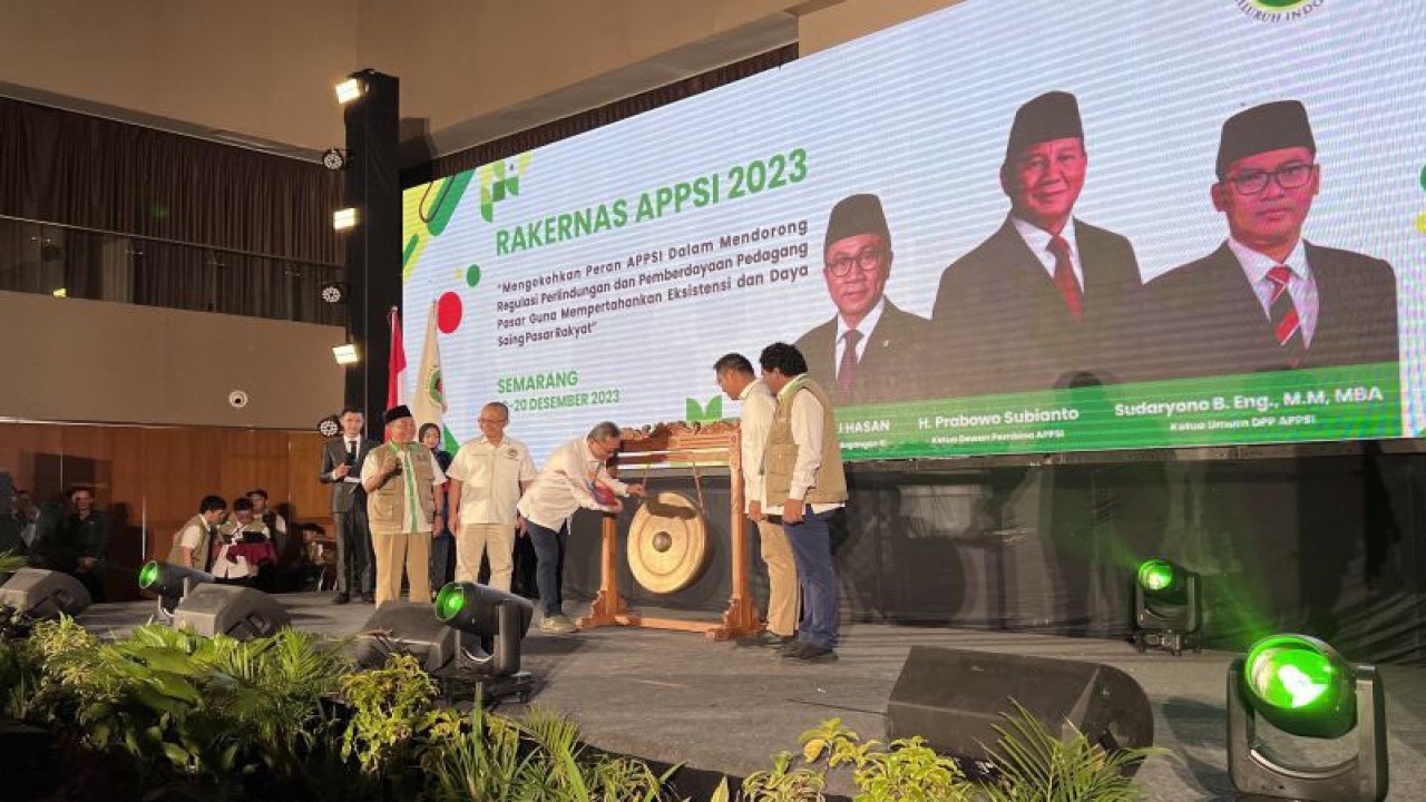 Pembukaan Rakernas Asosiasi Pedagang Pasar Seluruh Indonesia (APPSI) 2023 di Semarang, Jawa Tengah, Selasa (19/12/2023). (ANTARA/Wisnu Adhi)