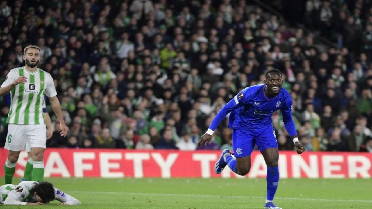 Penyerang Rangers Abdallah Sima merayakan gol yang dicetaknya ke gawang Real Betis pada pertandingan Grup C Liga Europa yang dimainkan di Stadion Benito Villamarin, Seville, Kamis (14/12/2023). (ANTARA/AFP/CRISTINA QUICLER)