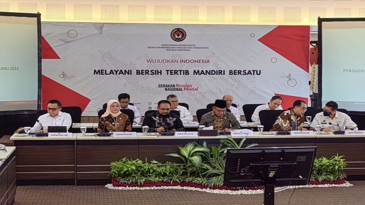 Suasana Rapat Tingkat Menteri yang digelar di Kantor Kementerian Koordinator Bidang Pembangunan Manusia dan Kebudayaan (Kemenko PMK) Jakarta, Senin (11/12/2023). (ANTARA/Asep Firmansyah)