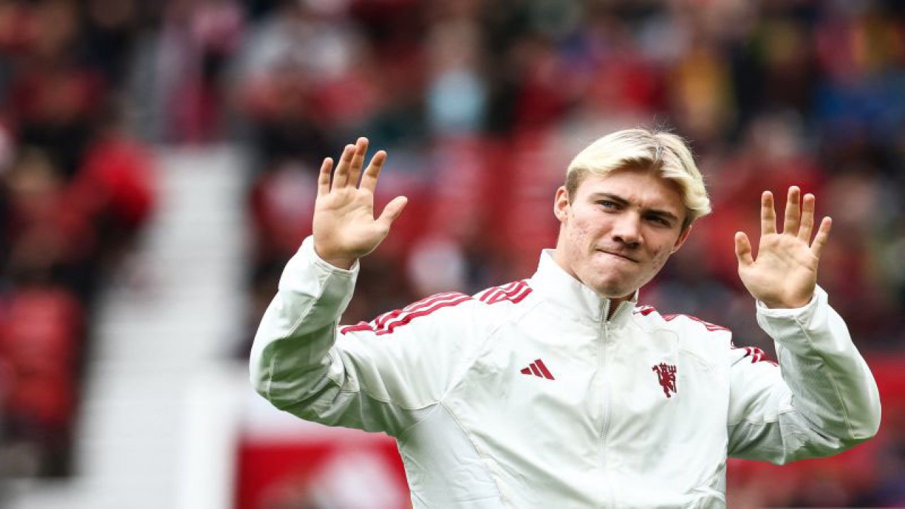 Pemain Manchester United Rasmus Hojlund saat diperkenalkan menjelang laga persahabatan pramusim melawan Lens di Stadion Old Trafford di Manchester, 5 Agustus 2023. (AFP/DARREN STAPLES)