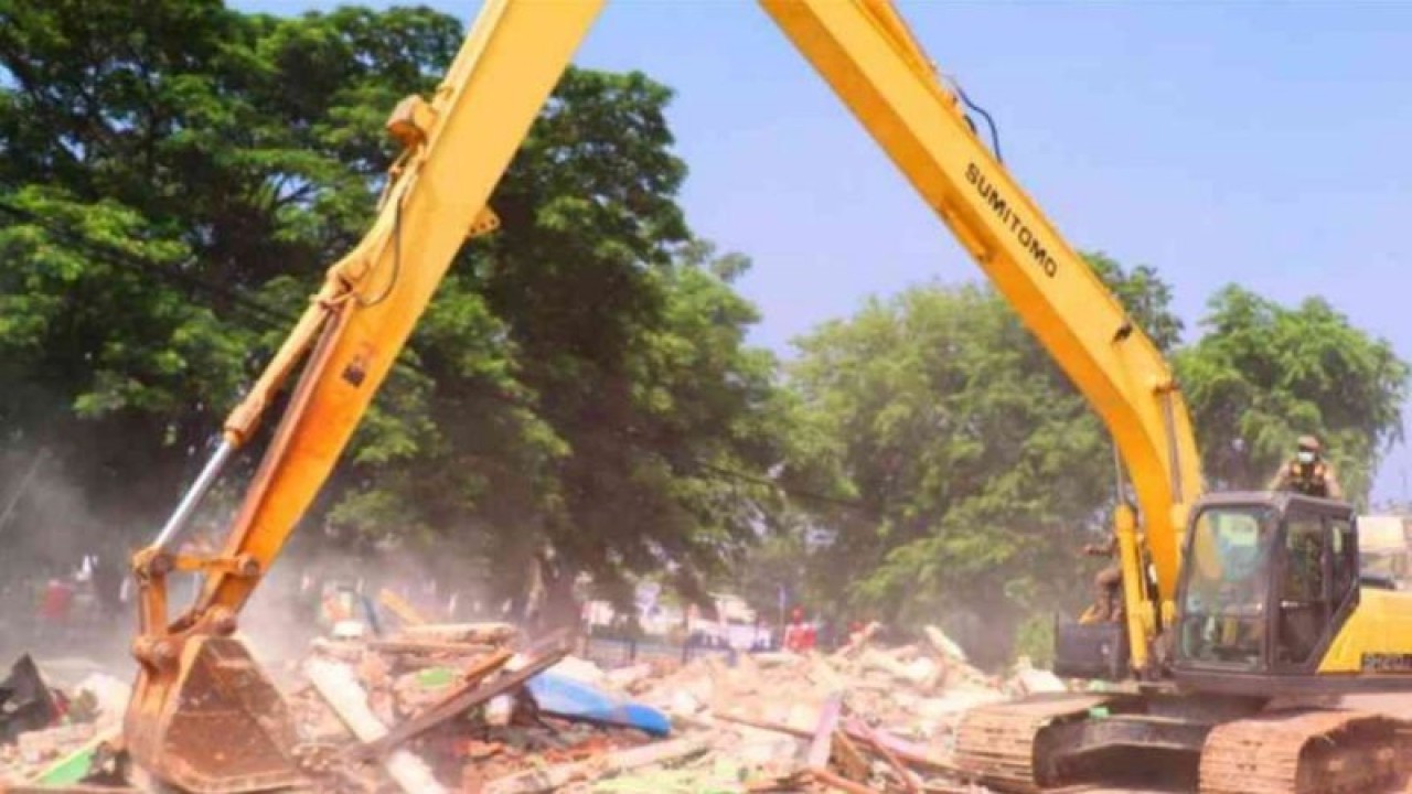 Alat berat dikerahkan untuk membongkar bangunan liar sepanjang Saluran Sekunder Pulo Sirih di Kabupaten Bekasi, Jawa Barat, Selasa. (ANTARA/Pradita Kurniawan Syah).