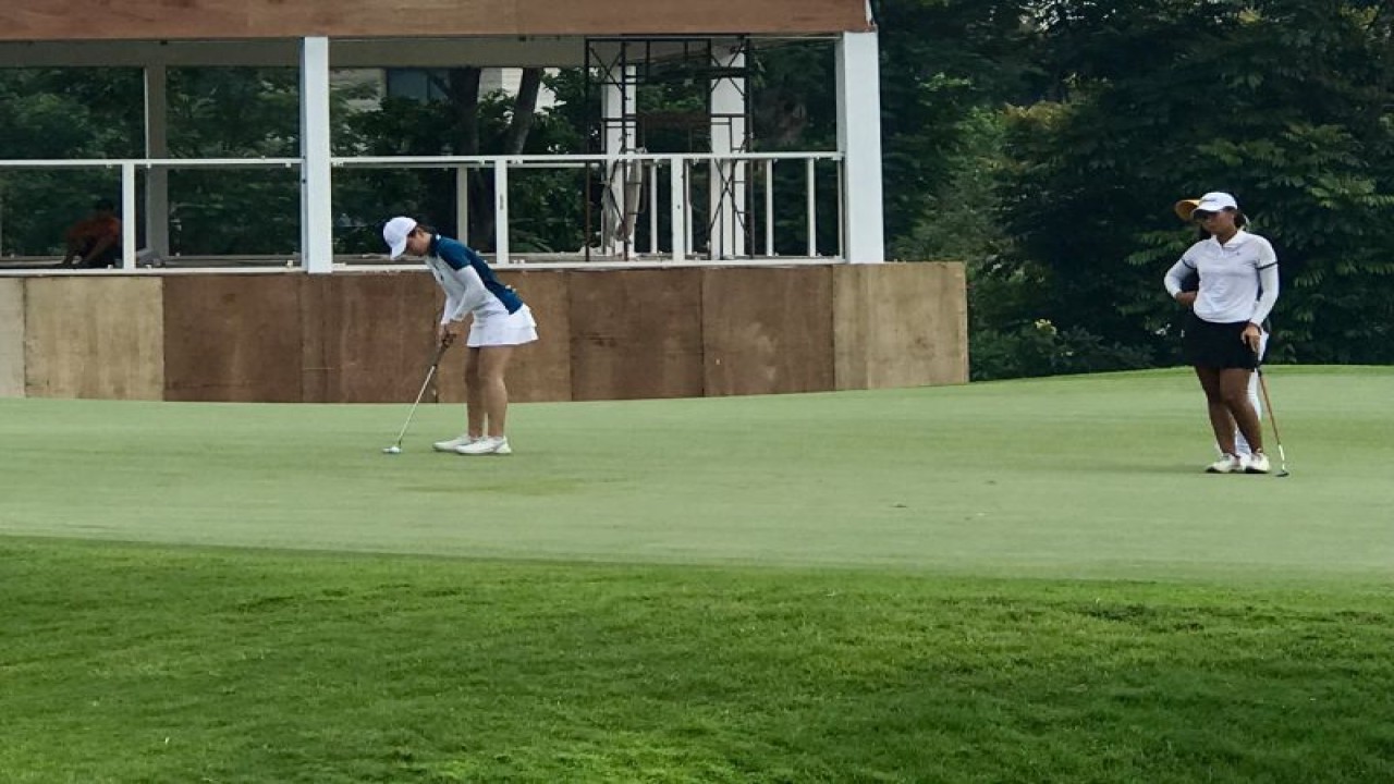 Pegolf Junior Elaine Widjaja usai 10th International Junior Golf Championship di Pondok Indah Golf Course, Jakarta, Rabu. (ANTARA/Putri Hanifa)