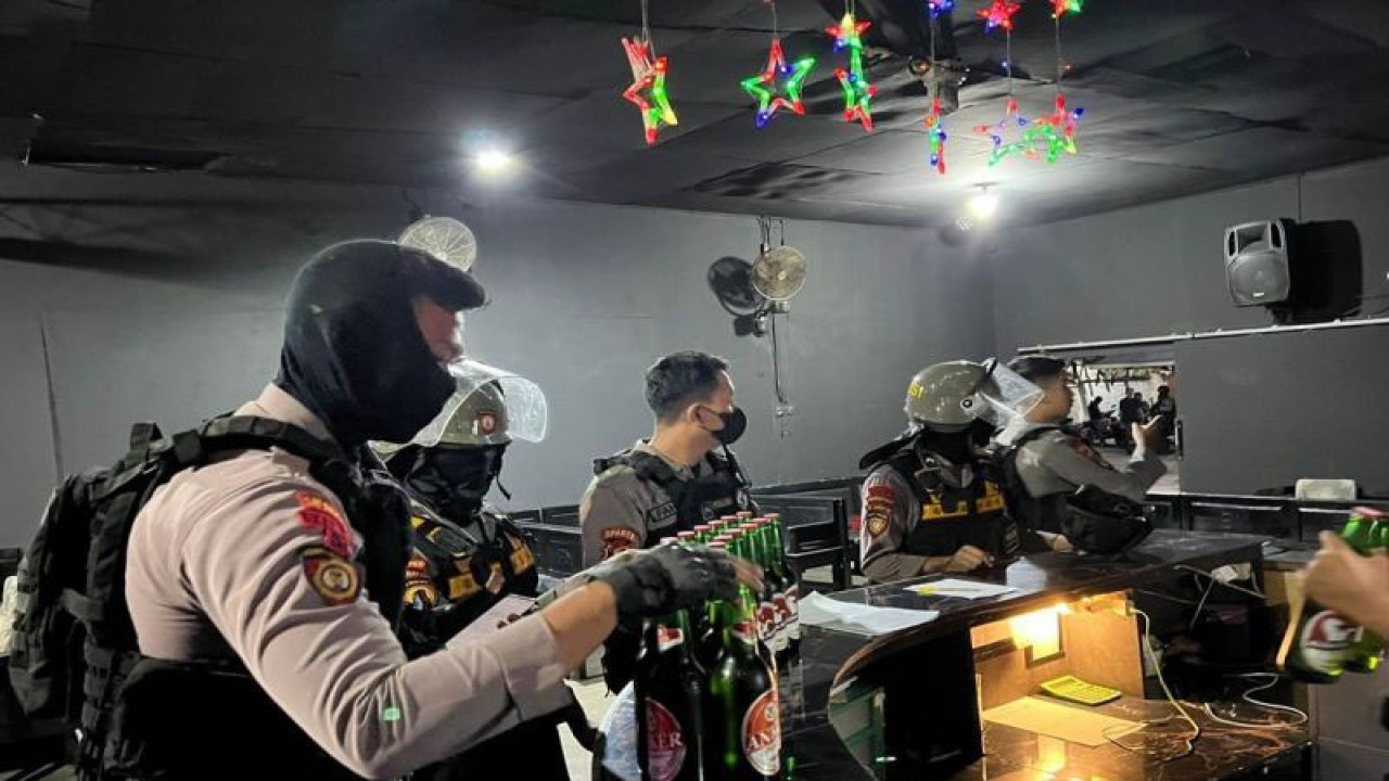 Petugas kepolisian saat memeriksan barang bukti minuman keras yang memabukan di sebuah kafe di Solo, Jateng, Kamis (21/12/2023) dini hari. ANTARA/HO- Humas Polresta Surakarta.