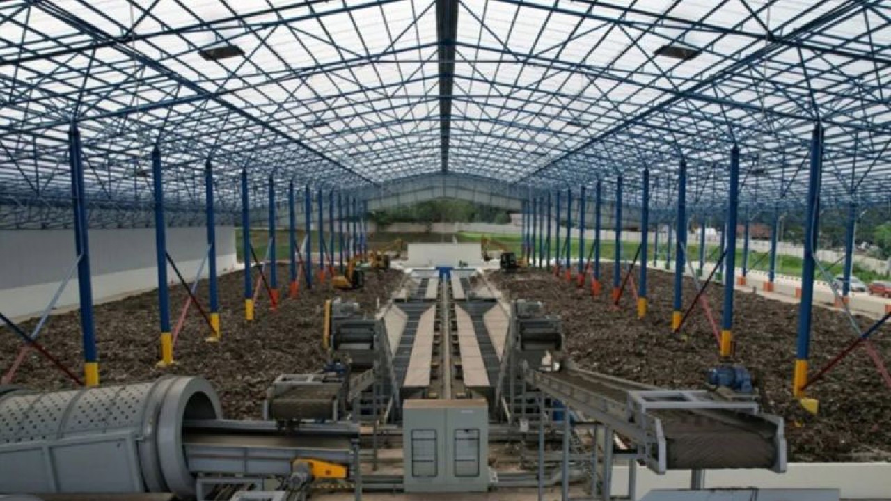 Arsip area pengeringan sampah lama untuk diproduksi menjadi bahan bakar alternatif (RDF) di TPST Bantargebang, Bekasi, Jawa Barat, Senin (13/2/2022). ANTARA/HO-DLH DKI Jakarta/aa.