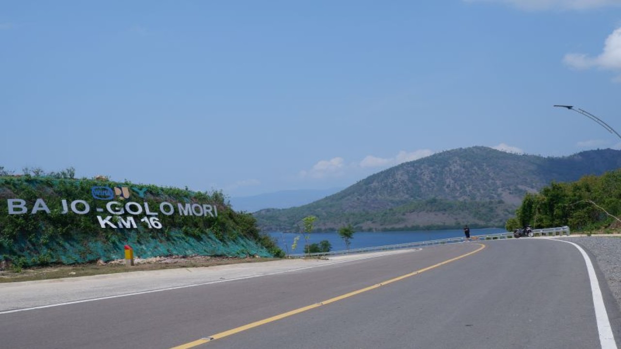 Ilustrasi - Ruas jalan Golo Mori-Labuan Bajo. Kawasan Golo Mori, Manggarai Barat, NTT merupakan salah satu kawasan yang siap dikembangkan lewat berbagai investasi. (ANTARA/Fransiska Mariana Nuka)