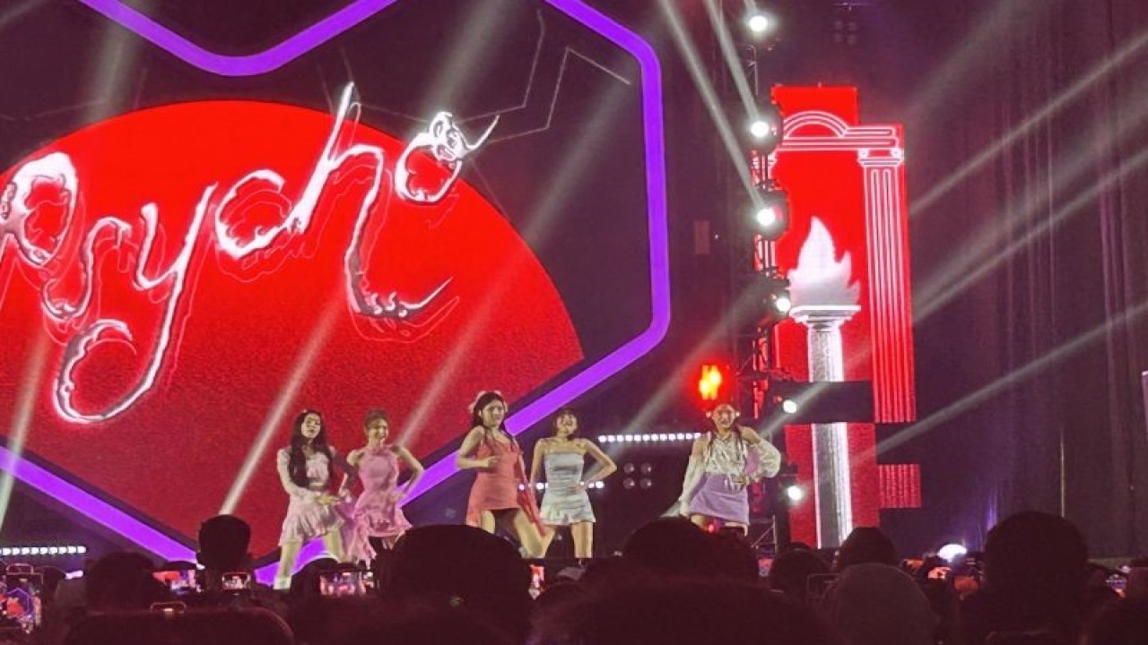 Grup idola Red Velvet saat tampil di Lazada Fest 2023 di Indonesia Arena, Jakarta Pusat, Rabu (13/12/2023) malam. (ANTARA/Vinny Shoffa Salma)