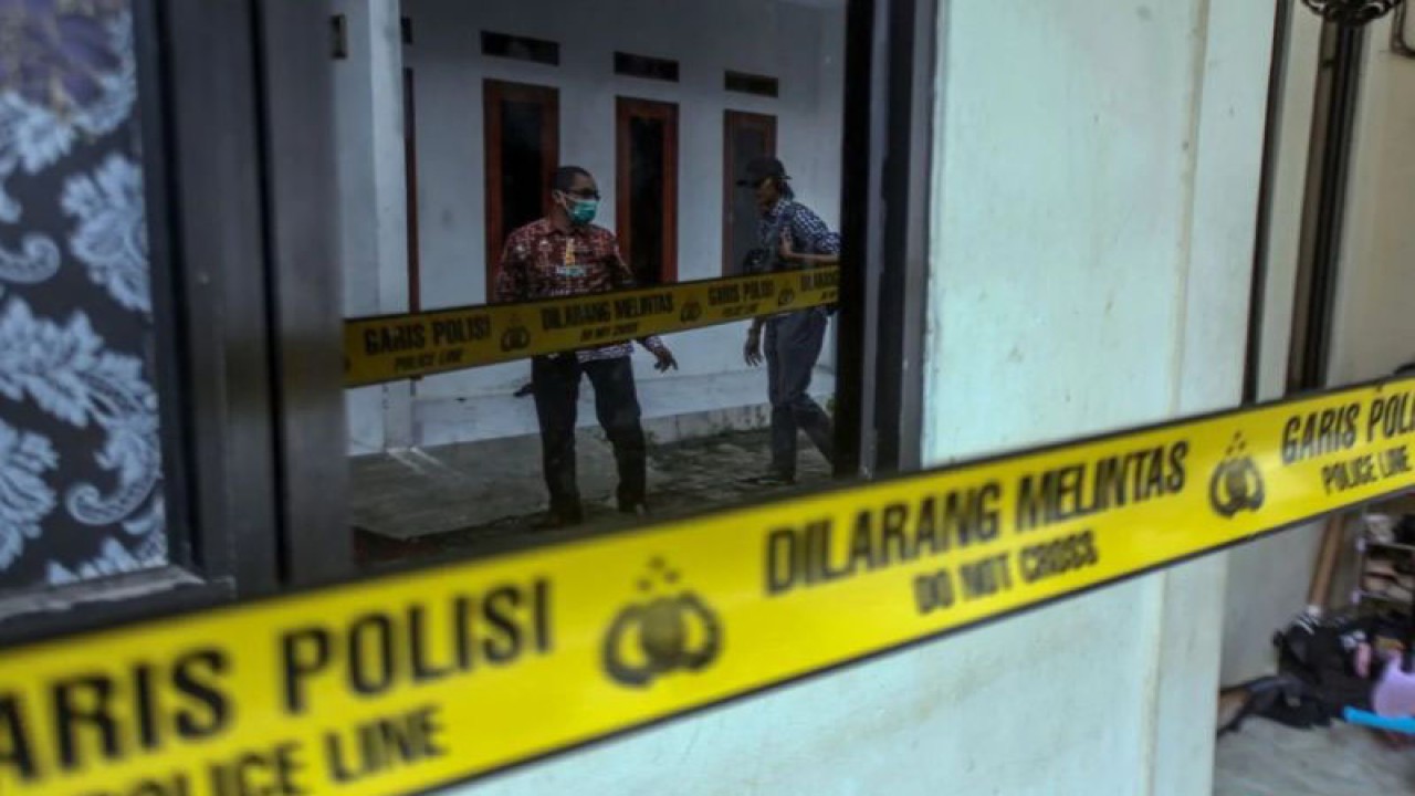 Refleksi warga melihat kondisi rumah kontrakan tempat terjadinya kasus pembunuhan empat orang anak di Jagakarsa, Jakarta Selatan, Kamis (7/12/2023). ANTARA FOTO/Yulius Satria Wijaya/nz