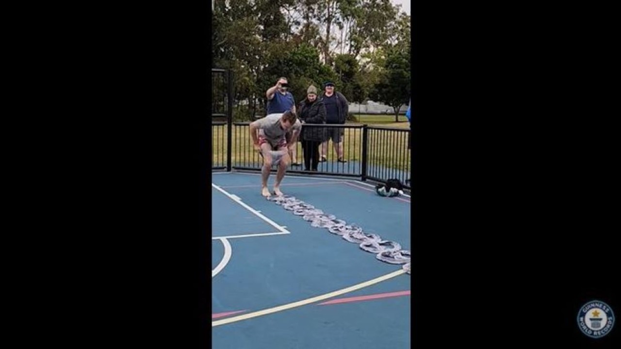 Nicholas Manning memecahkan rekor dunia memakai 10 celana dalam selama 13,03 detik. (Tangkapan layar)