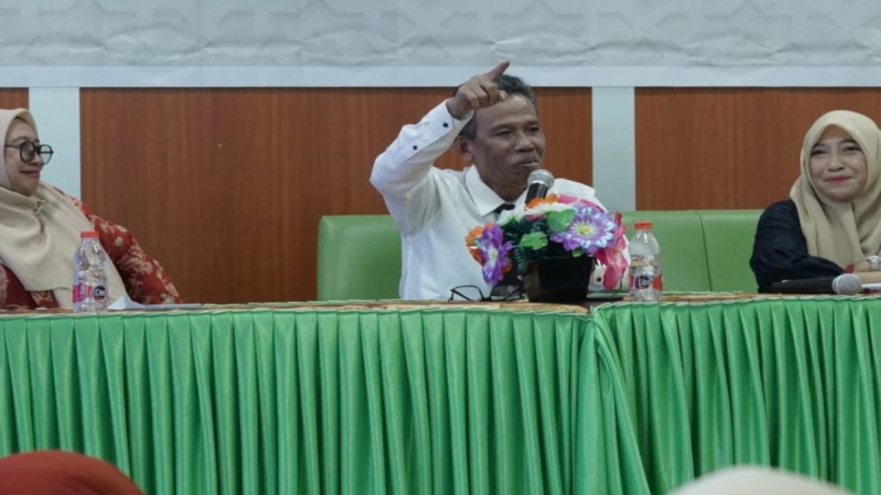 Rektor UIN Datokarama Profesor Lukman S Thahir dalam rapat Darma Wanita Persatuan (DWP) (ANTARA/HO-Kiswanto)