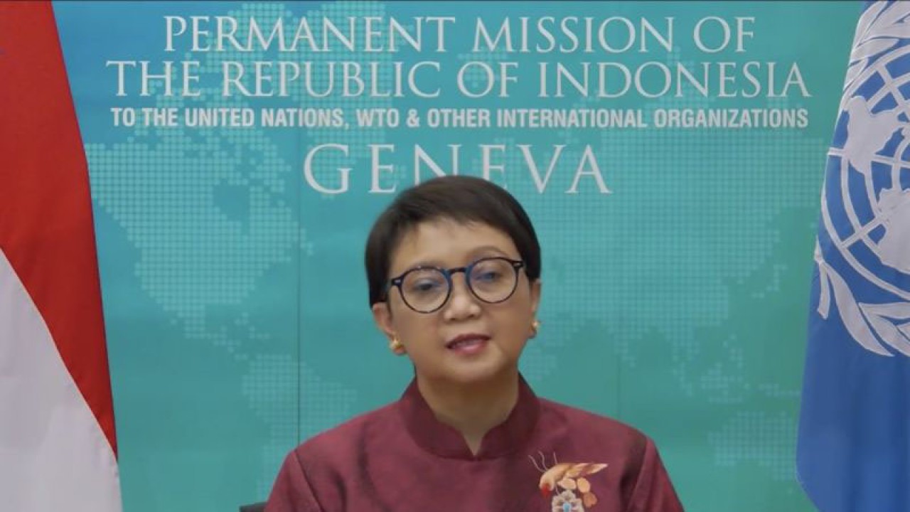 Tangkapan layar Menteri Luar Negeri Retno Marsudi ketika menyampaikan keterangan pers secara daring terkait kunjungan kerjanya di Jenewa, Swiss, Kamis (14/12/2023). (ANTARA/Yashinta Difa)