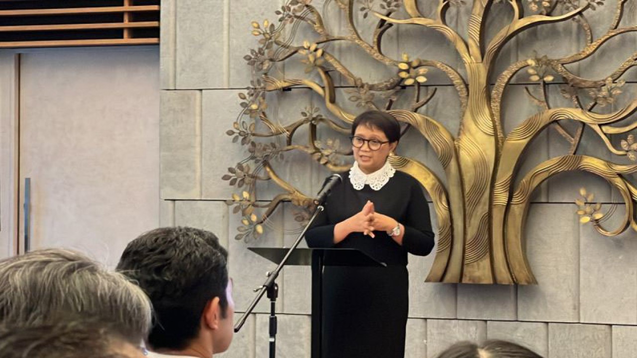 Menteri Luar Negeri RI Retno Marsudi dalam peresmian gedung baru KBRI Tokyo, Jumat (15/12/2023). (ANTARA/Juwita Trisna Rahayu)