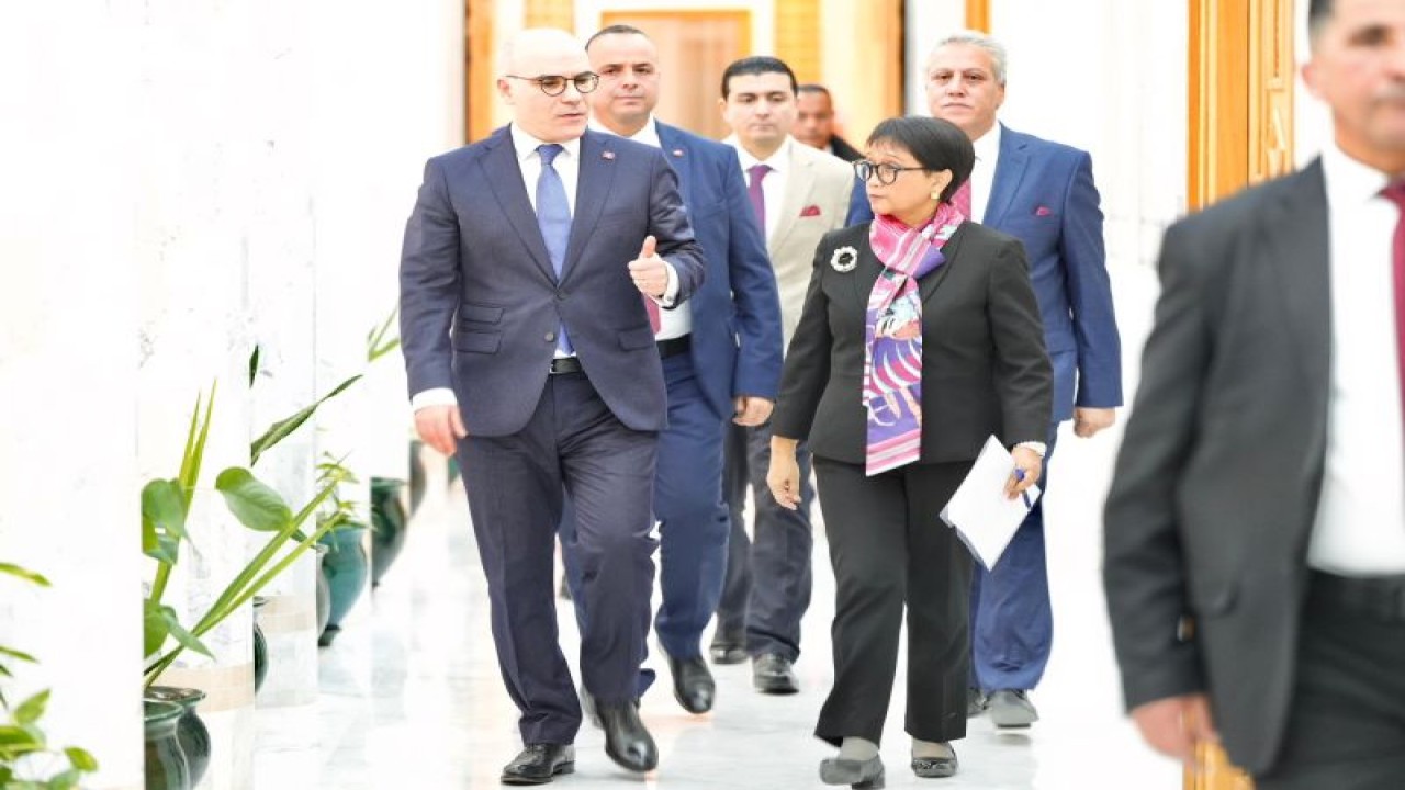 Menteri Luar Negeri Indonesia Retno Marsudi (kanan) bertemu Menlu Tunisia Nabil Ammar (kiri) di Tunis pada Kamis (21/12/2023). (ANTARA/HO-platform X Menlu RI)