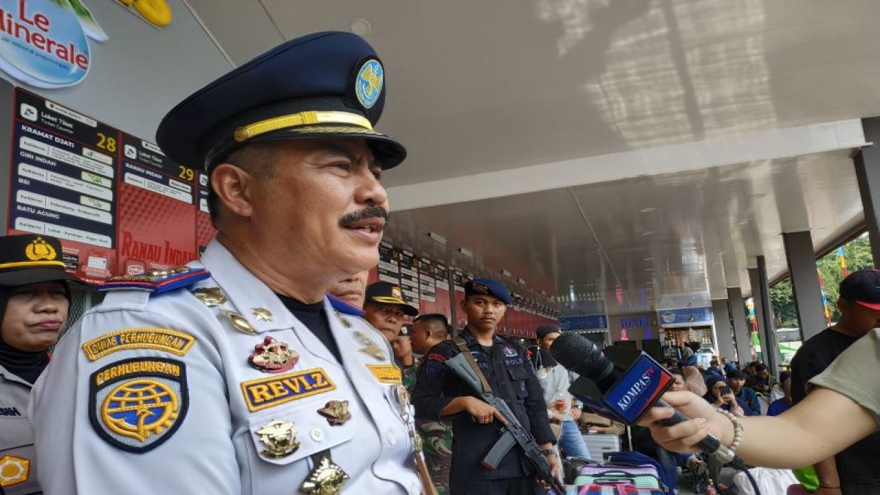 Kepala Terminal Kalideres Revi Zulkarnaen memberikan keterangan di Terminal Kalideres, Sabtu (23/12/2023). (ANTARA/Agatha Olivia Victoria)