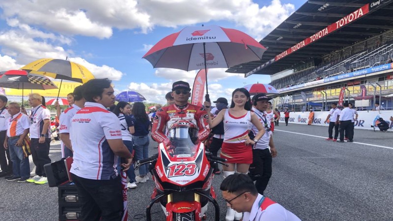 Pembalap Indonesia milik Astra Honda Racing Team (AHRT) Rheza Danica Ahrens di starting grid sebelum balapan pertama pada seri terakhir Asia Road Racing Championship (ARRC) 2023 kelas Asia Production 250 (AP 250) di Sirkuit Internasional Chang, Buriram, Thailand, Sabtu (2/12/2023). (ANTARA/Zaro Ezza Syachniar)