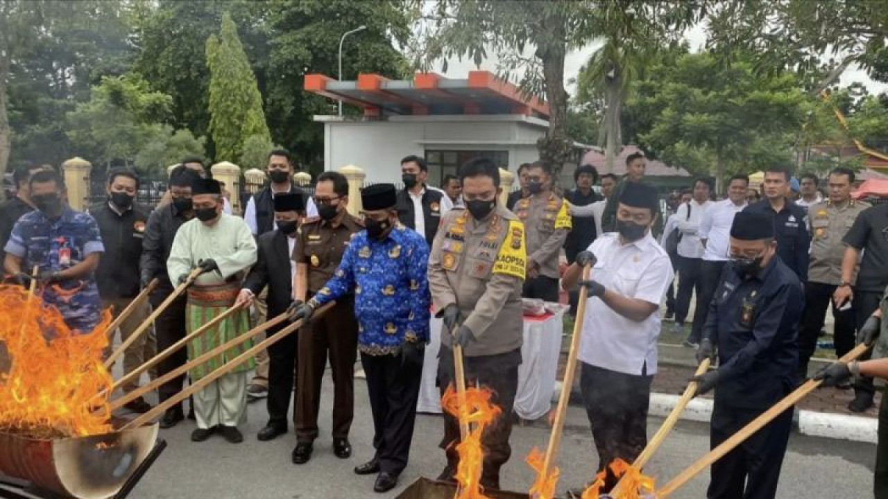 Forkopimda Riau saat pemusnahan ganja kering di Mapolda Riau yang dilakukan dengan cara dibakar. ANTARA/Annisa Firdausi.