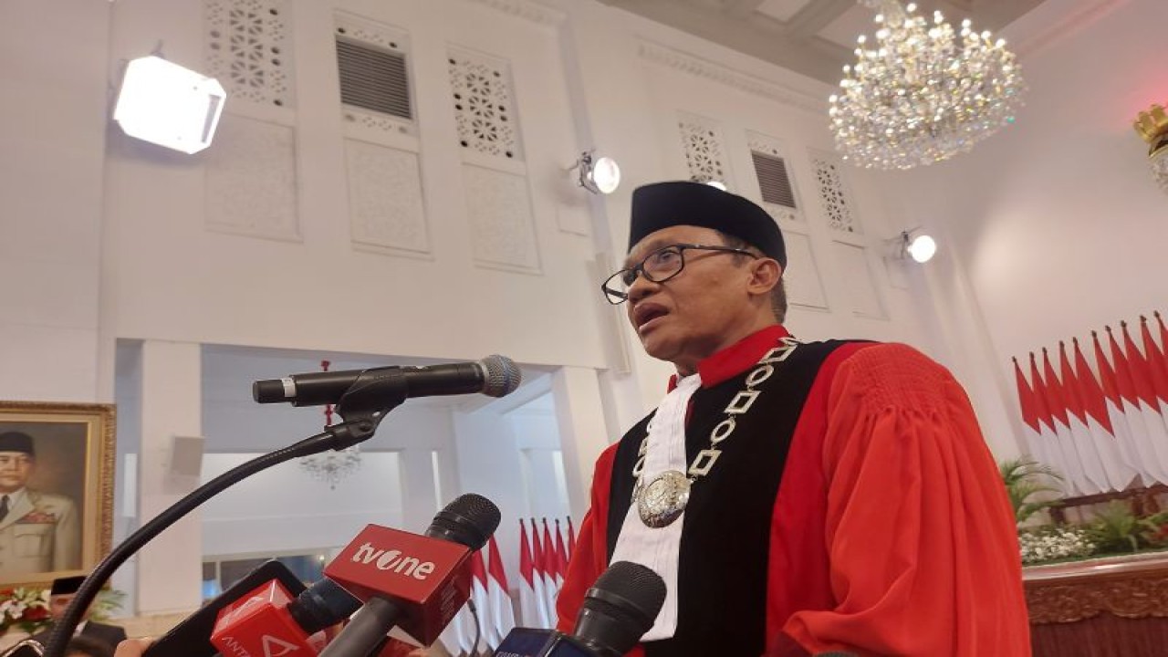 Hakim Mahkamah Konstitusi (MK) Ridwan Mansyur saat menyampaikan keterangan kepada wartawan usai agenda pelantikan oleh Presiden Joko Widodo di Istana. Negara Jakarta, Jumat (8/12/2023). ANTARA/Andi Firdaus.