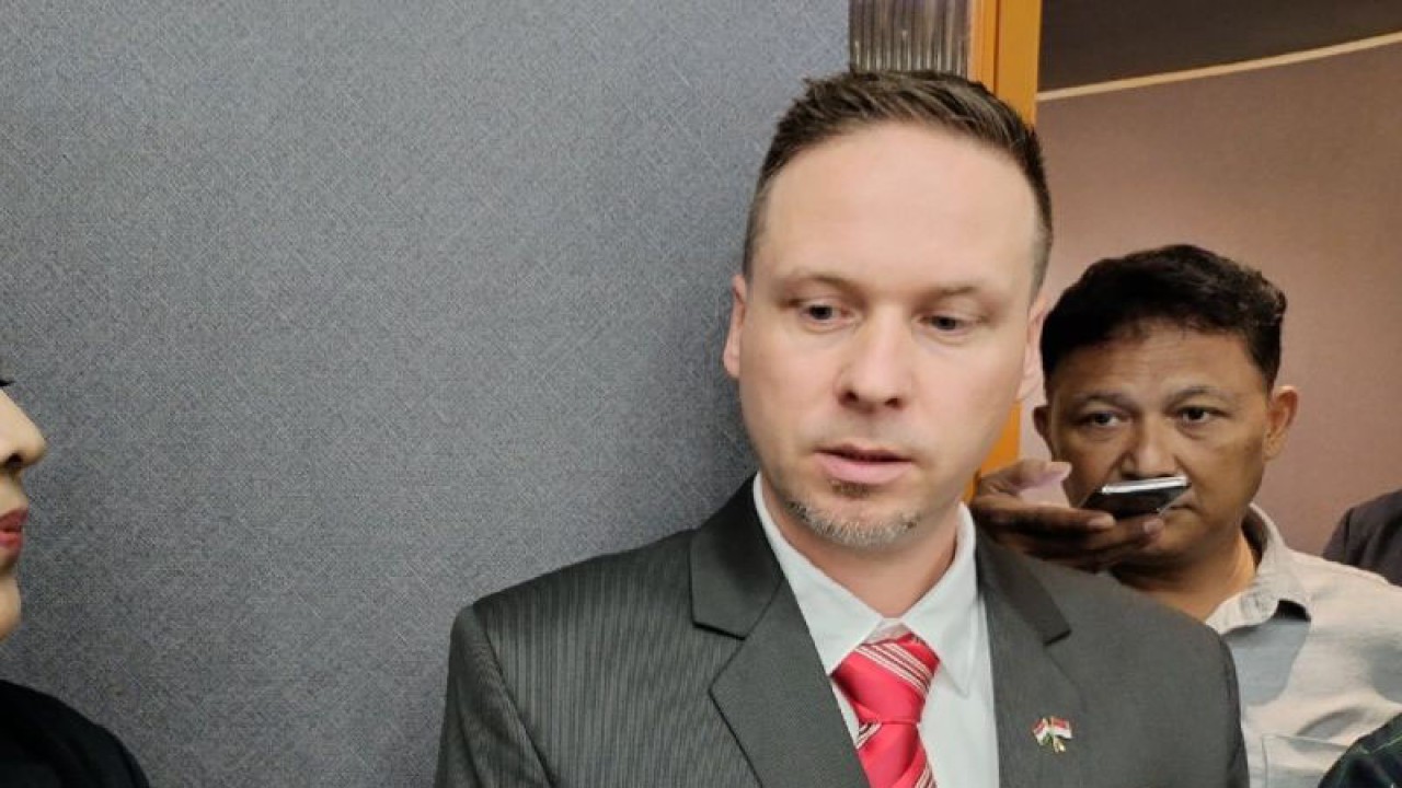 Direktur PT Roatex Indonesia Toll System Gyula Orosz menyampaikan keterangan kepada awak media di Jakarta, Selasa (5/12/2023). ANTARA/Aji Cakti