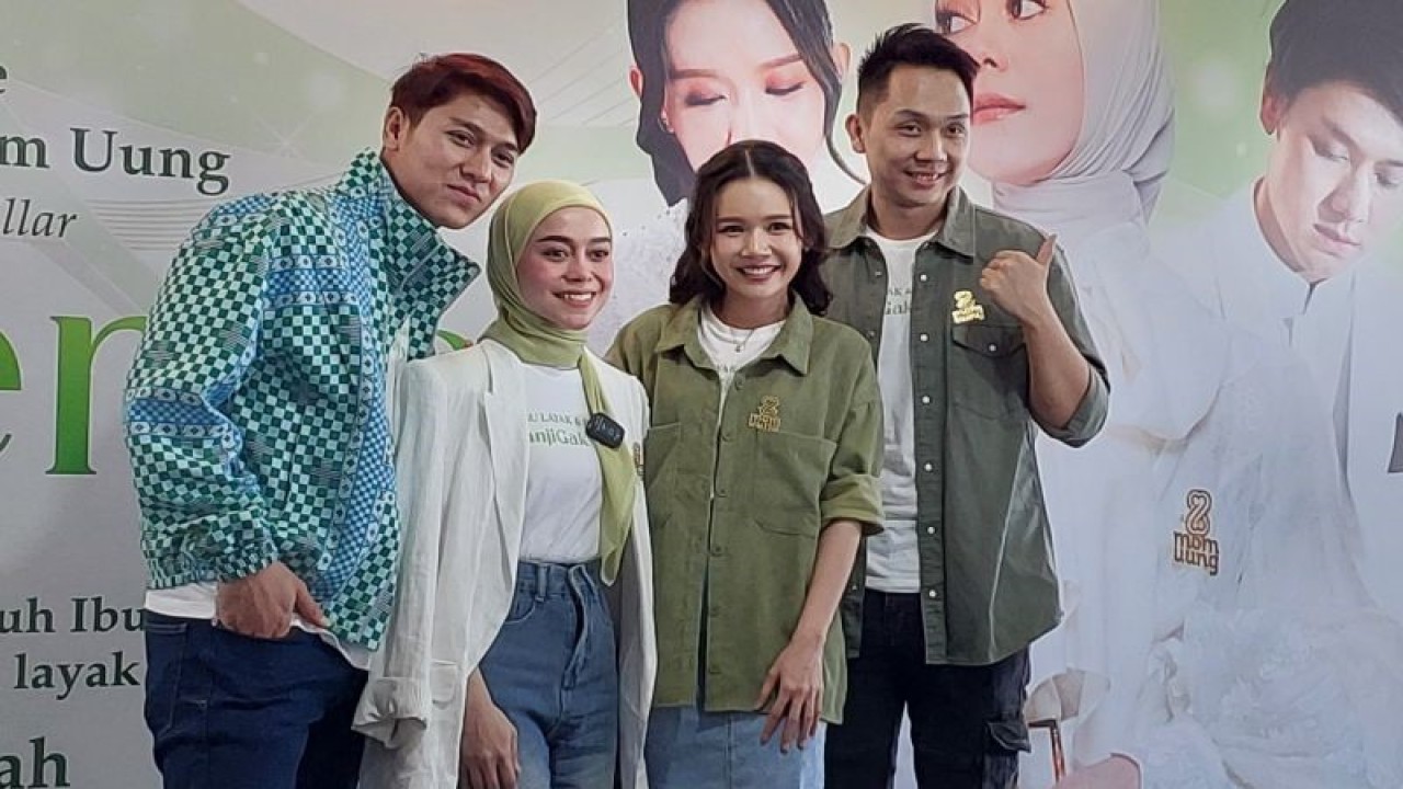 Rizky Billar, Lesti Kejora dan Mom Uung dalam konferensi pers single "Menyerah" di Jakarta, Rabu (20/12/2023) (ANTARA/Fitra Ashari)
