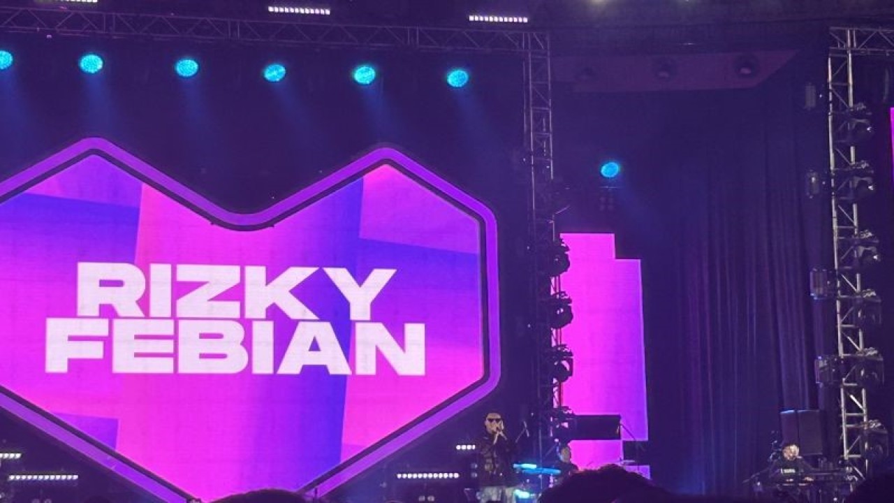 Rizky Febian saat tampil dalam gelaran Lazada Fest 2023 di Indonesia Arena, Jakarta Pusat, Rabu malam (13/12/2023). (ANTARA/Vinny Shoffa Salma)
