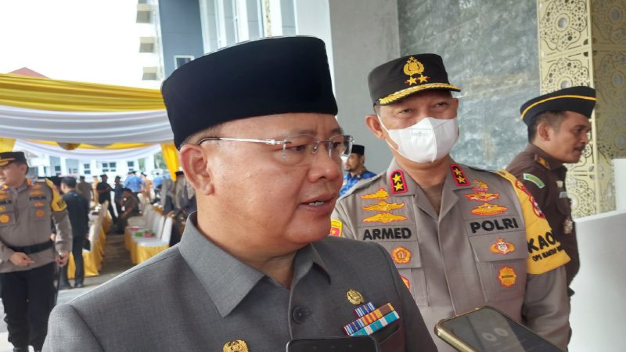 Gubernur Bengkulu Rohidin Mersyah usai memperingati Hari Bela Negara di Bengkulu, Selasa. (19/12/2023) (ANTARA/Boyke Ledy Watra)