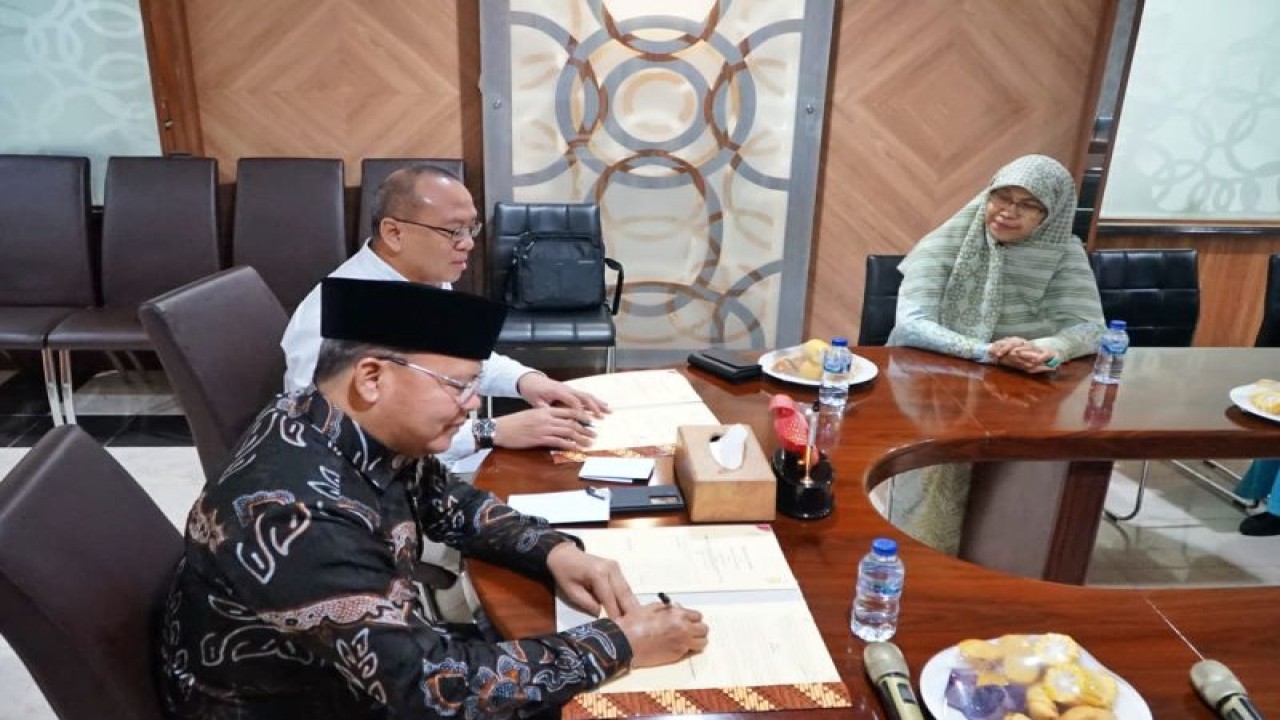 Gubernur Bengkulu Rohidin Mersyah (batik) menandatangani kerjasama dengan PT. Rumah Indonesia Kita, terkait pembangunan ekosistem usaha mikro kecil menengah di Provinsi Bengkulu, di Jakarta, Rabu. (6/12/2023) (ANTARA/HO-Media Center Provinsi Bengkulu)